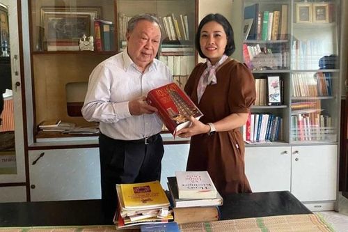 Nguyên Bí thư Yên Bái tặng 500 đầu sách quý cho thư viện phát triển văn hóa đọc