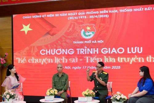 Xúc động giao lưu nhân chứng 'Kể chuyện lịch sử - Tiếp lửa truyền thống'