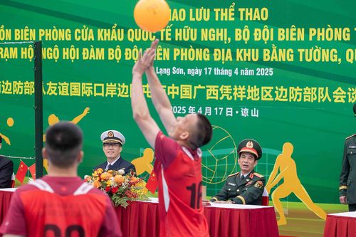 Đại tướng Phan Văn Giang và Thượng tướng Đổng Quân cổ vũ giao hữu bóng chuyền hơi bộ đội biên phòng Việt Nam-Trung Quốc