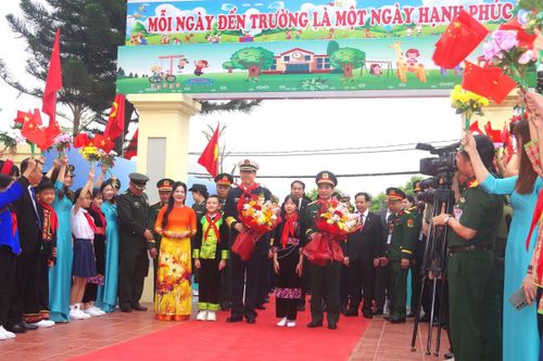 Bộ trưởng Bộ Quốc phòng hai nước Việt Nam và Trung Quốc thăm Trường Tiểu học Đồng Đăng