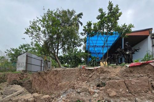 Cận cảnh bờ sông Đuống sạt lở, khiến Hà Nội ban hành thông báo khẩn