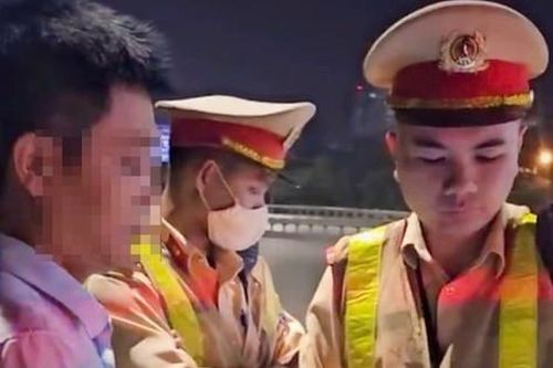 CSGT phát hiện tài xế xe khách uống bia trước khi rời bến, lái xe tải 'đập đá' rồi cầm vô lăng