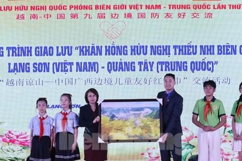 Khăn hồng hữu nghị gắn kết thiếu nhi hai nước Việt - Trung