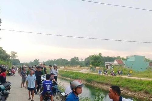 Phát hiện thi thể 2 mẹ con dưới kênh sau khi thấy xe máy cùng giấy tờ