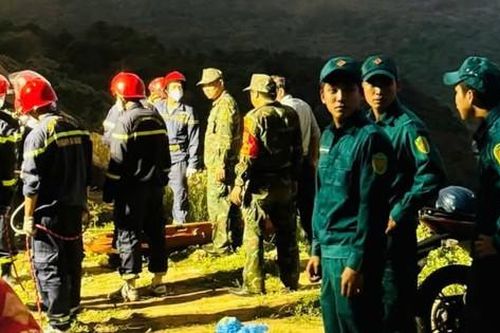 Mở đường, thả dây đưa thi thể du khách dưới vực sâu ở bán đảo Sơn Trà lên