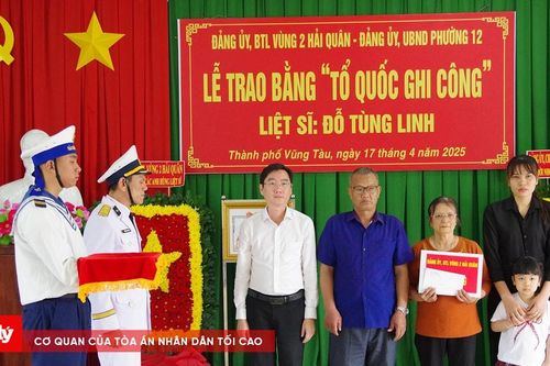 Vùng 2 Hải quân trao bằng 'Tổ quốc ghi công' cho thân nhân liệt sỹ