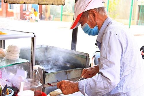 Cụ ông U80 gần 30 năm bán bánh trên vỉa hè, thẫn thờ khi khách hỏi về vợ
