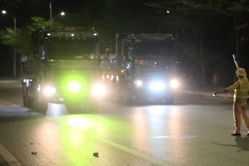 CSGT Hà Nội hóa trang ghi hình phạt nguội trong đêm, xử lý loạt xe quá tải