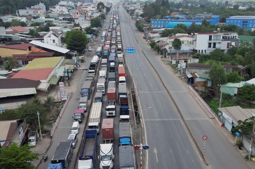 Cảnh tượng nghìn xe 'chôn chân' kéo dài 8km vì lý do khó tin