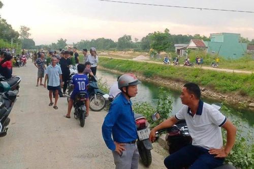 Mẹ cùng con trai 1 tuổi tử vong dưới kênh, xuất hiện nhiều mảnh giấy trên bờ