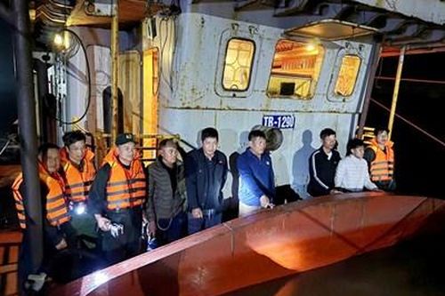 Phát hiện, bắt giữ 7 phương tiện thủy khai thác trái phép