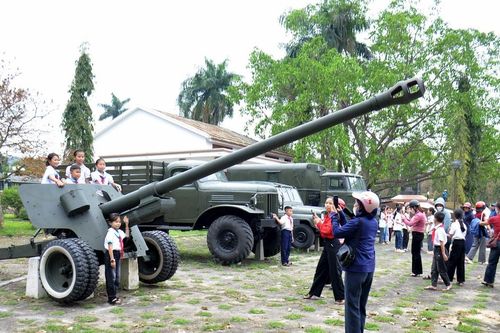 Trưng bày phương tiện, vũ khí trong kháng chiến chống Mỹ tại Cột mốc số 0 - đường Hồ Chí Minh