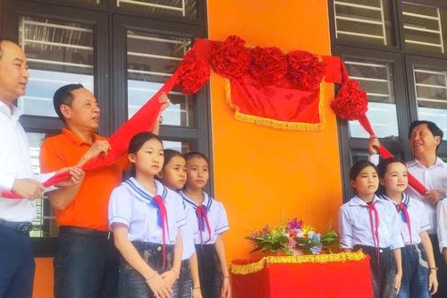 Lễ gắn biển công trình thư viện và trao quà cho học sinh có hoàn cảnh khó khăn tại Tương Dương