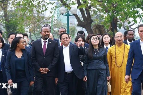 Thủ tướng Phạm Minh Chính cùng Thủ tướng Ethiopia thăm chùa Trấn Quốc
