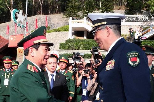 Bộ trưởng Bộ Quốc phòng Việt Nam và Trung Quốc thăm Trường Tiểu học Đồng Đăng