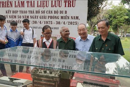 Triển lãm 300 tài liệu, hiện vật ảnh quý và trao trả hồ sơ cán bộ đi B