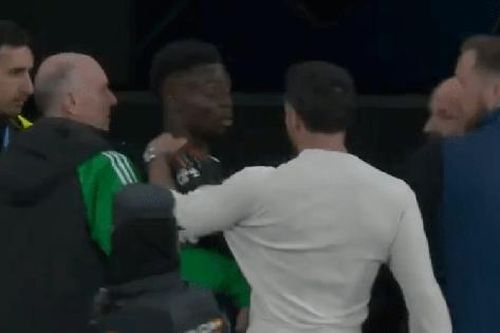 Saka của Arsenal bị cầu thủ Real Madrid túm cổ trong đường hầm