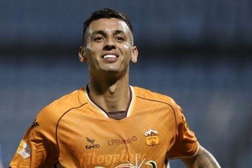 Tiền vệ HAGL trò chuyện với Ronaldo