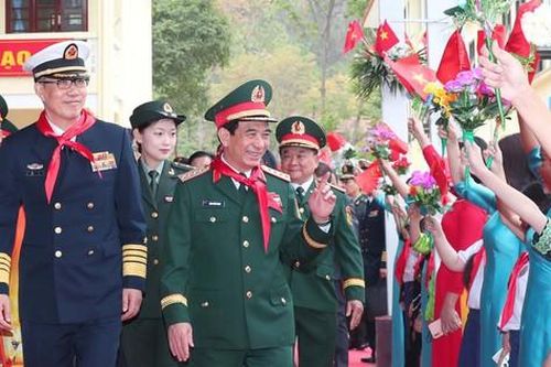 Bộ trưởng Bộ Quốc phòng Việt Nam và Trung Quốc thăm Trường Tiểu học Đồng Đăng