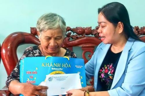 Gia Lai: Thăm, tặng quà các nữ Anh hùng, Mẹ Việt Nam anh hùng và cán bộ nữ tiêu biểu