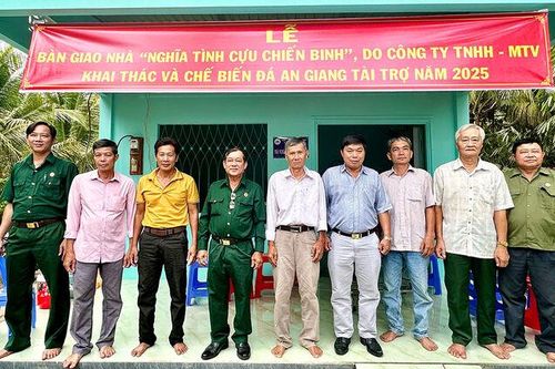 Hội Cựu chiến binh huyện Tri Tôn bàn giao nhà cho hội viên có hoàn cảnh khó khăn