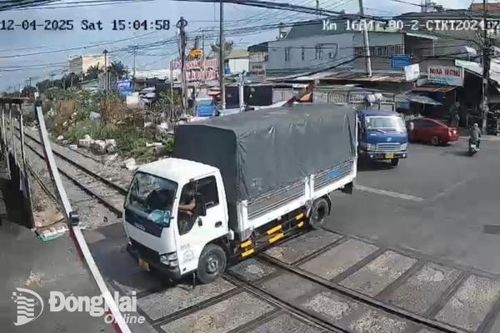 Cảnh sát giao thông đề nghị điều tra, xác minh 2 tài xế tông gãy cần chắn đường sắt tại huyện Trảng Bom