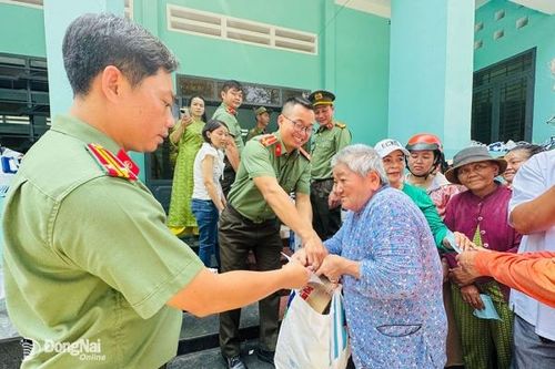 Giúp đồng bào tôn giáo, dân tộc thiểu số hiểu luật, sống tốt