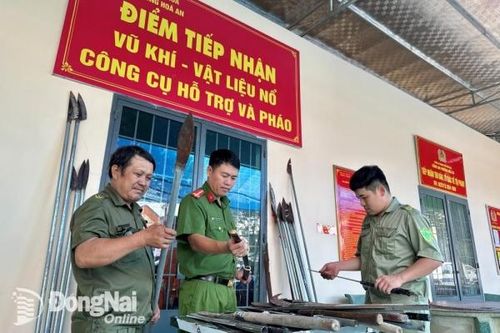 Trong nửa tháng cao điểm tấn công, trấn áp tội phạm, Công an phường Hóa An thu 15 dao, mã tấu các loại