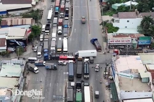 Ùn tắc kéo dài trên quốc lộ 51 đoạn qua ngã tư Lộc An, huyện Long Thành