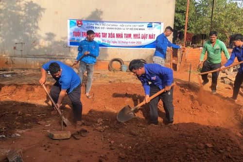 Khởi công xây dựng nhà tình nghĩa cho hộ nghèo ở làng Dơk Ngol