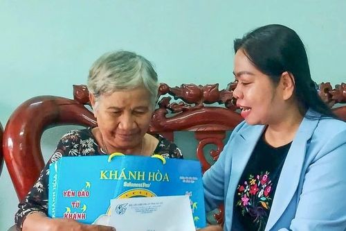 Hội Liên hiệp phụ nữ tỉnh Gia Lai thăm các Mẹ Việt Nam anh hùng và người có công với cách mạng