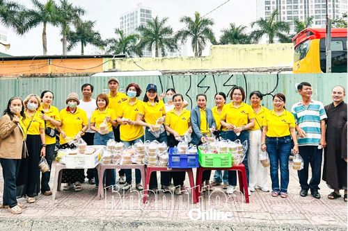 Hộp cháo yêu thương ấm lòng người bệnh