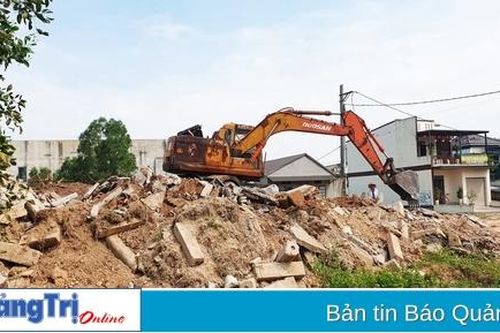 Bãi tập kết phế thải xây dựng ngay giữa khu dân cư ở TP. Đông Hà