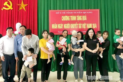 Tặng quà cho trẻ em khuyết tật