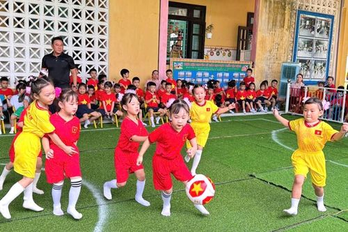 Trẻ mẫu giáo giao lưu phát triển vận động