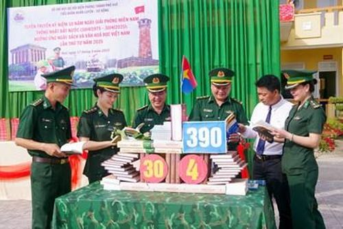 Tặng 600 đầu sách cho cán bộ, chiến sĩ