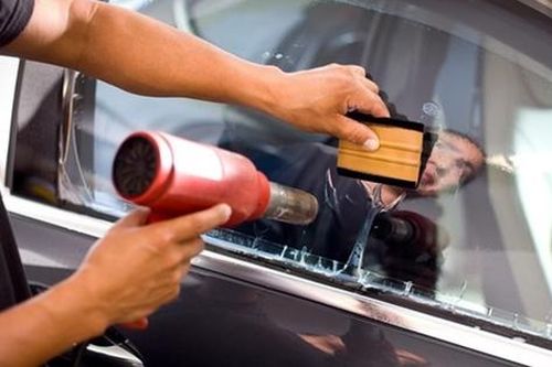 Cách tẩy keo dán phim cách nhiệt trên kính ô tô