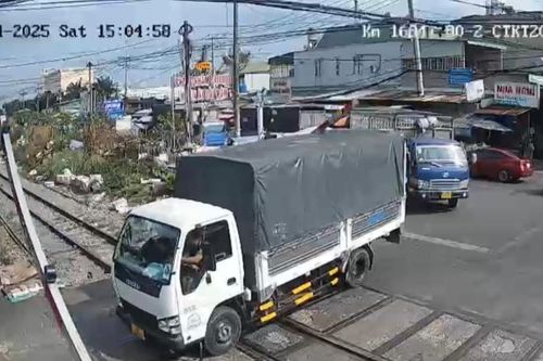 Tông gãy thanh chắn đường sắt, hai tài xế xe tải bị đề nghị điều tra