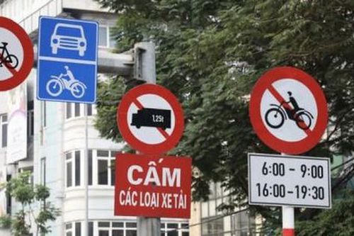 Hà Nội yêu cầu xử lý dứt điểm bất cập đèn tín hiệu, biển báo giao thông