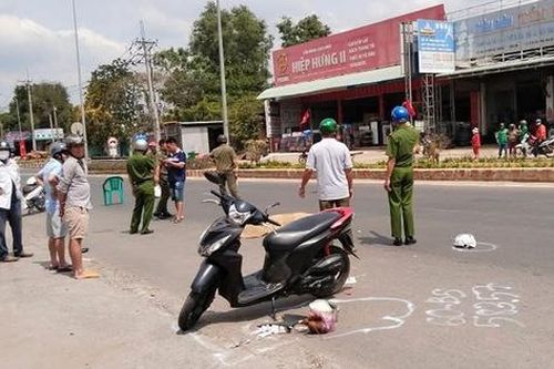 Va chạm giữa xe máy và xe tải, một phụ nữ tử vong tại chỗ