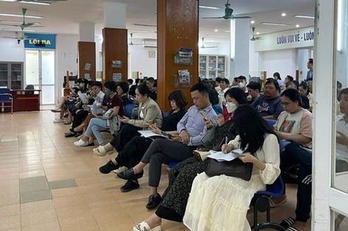 Xếp hàng đợi làm thủ tục đất đai trước ngày bỏ cấp huyện