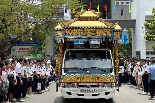 Xúc động cảnh bạn bè tiễn biệt nữ sinh lớp 11 tử vong do tai nạn giao thông