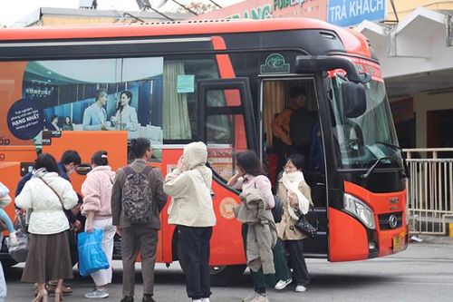 Nhiều tuyến xe khách 'cháy vé' dịp nghỉ lễ 30/4 ngay khi mở bán