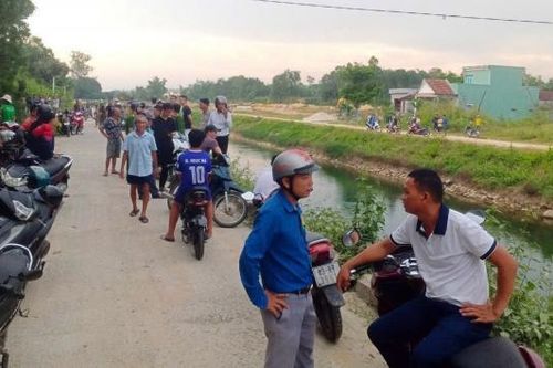 Nghi vấn mẹ ôm con trai gần 2 tuổi nhảy xuống kênh tự tử