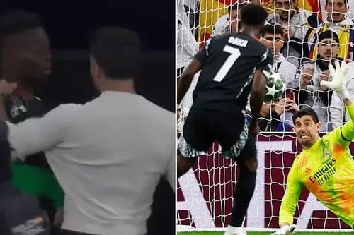 Bukayo Saka xô xát với Dani Carvajal