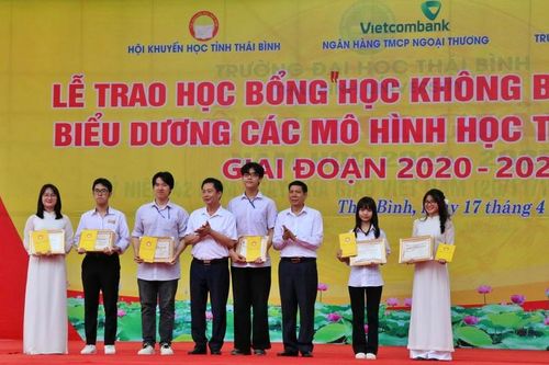 Thái Bình trao học bổng 'Học không bao giờ cùng' lan tỏa tinh thần hiếu học và học tập suốt đời