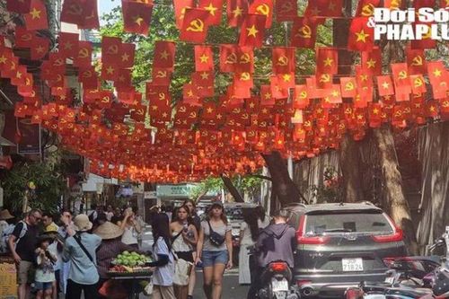 Giới trẻ 'phát sốt' với con đường cờ đỏ sao vàng