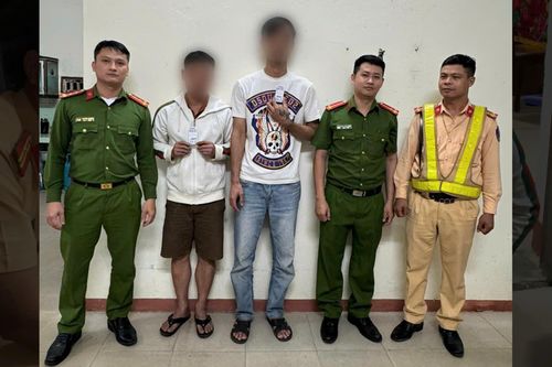 Bị CSGT kiểm tra, 2 'con nghiện' phóng xe bỏ chạy