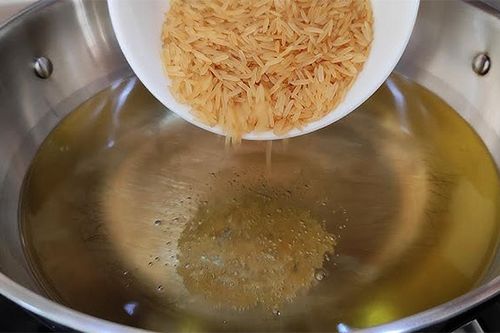 Dùng nước trà nấu cơm có lợi gì, cách làm ra sao?