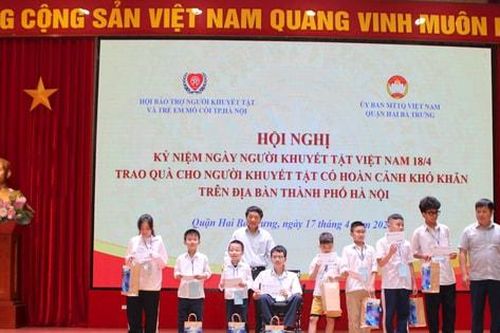 Hà Nội trao 100 suất quà cho người khuyết tật có hoàn cảnh khó khăn